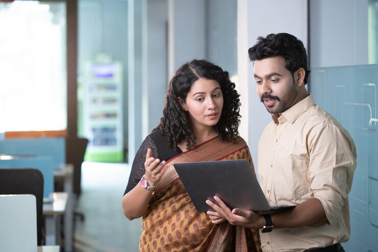 virtual office in kochi - explaining team